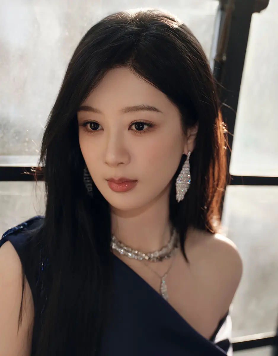 杨紫穿露肩长裙身姿曼妙 在复古窗畔浅笑探头氛围感满满