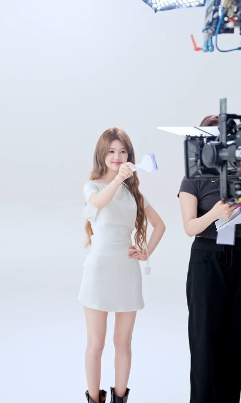 露思的泪沟有点明显，素颜时容易显疲惫