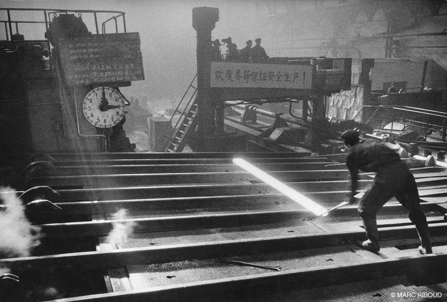 1957年，鞍钢“欢度春节保证安全生产”的宣传标语 