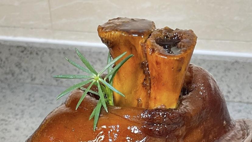 酱香四溢，软糯不腻——家常酱肘子的幸福滋味