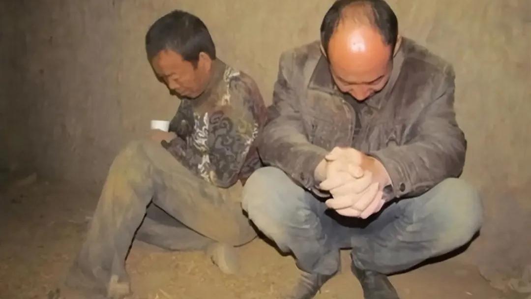 太猖狂！腐烂的尸骨下搜刮金银！两名业余盗墓贼深夜狂挖十座古坟，赃物堆满一车！