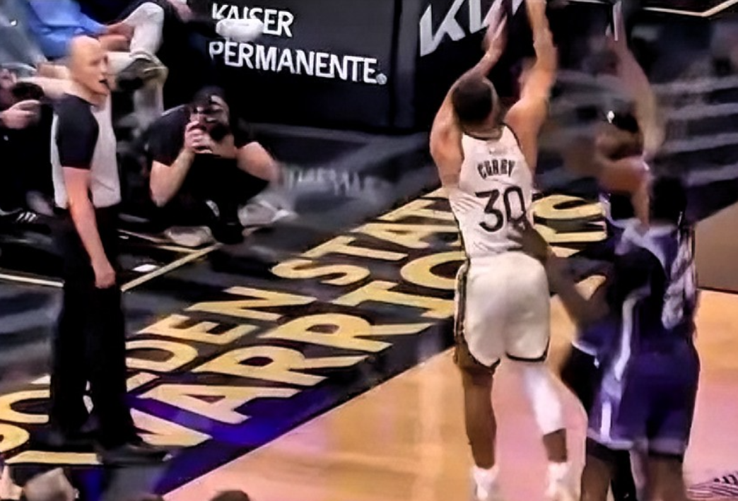 勇士神射手库里真是太勇猛了！在今日勇士对阵国王的比赛的第二节，库里靠着顶级无球跑