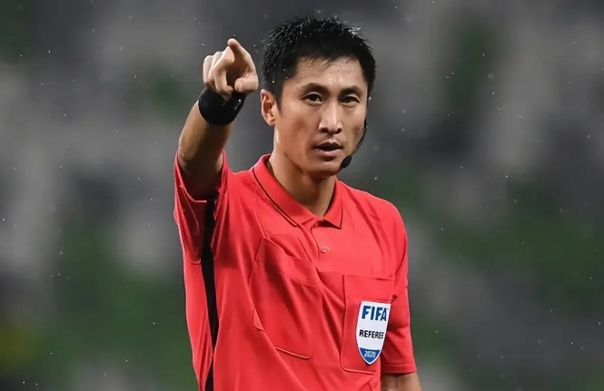 看完法国 1-0 巴拉圭的比赛之后，我终于知道国际足联为什么不敢再用马宁了，不是