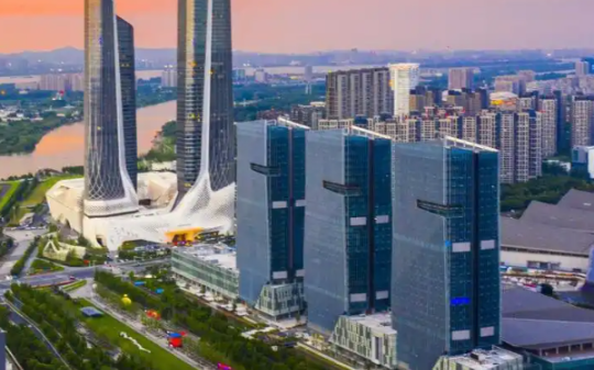 专家直接断言：南京就不适合当江苏的省会城市，苏州也不适合，让这个城市当省会江苏的GDP能翻倍…