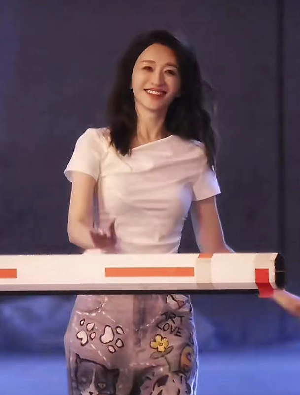 李小冉碰到粉丝被要求再跳心愿便利贴

从小动作看得出来她很尴尬，却依然没有驳粉丝