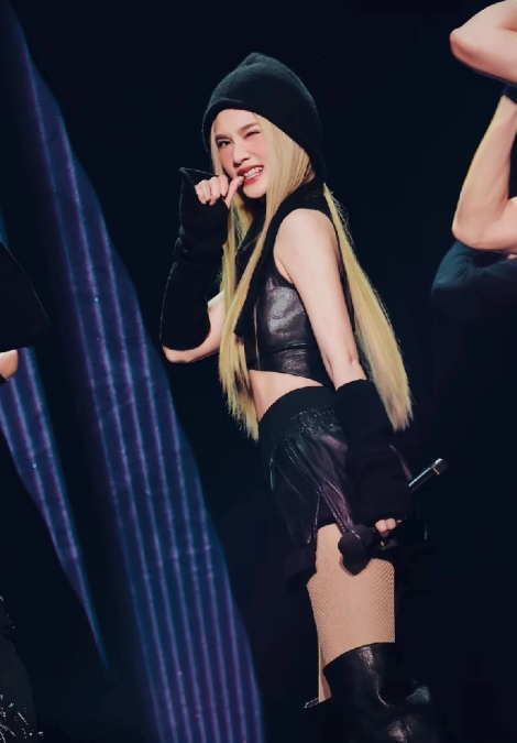 杨丞琳这造型算不算“用力过猛”
看完西安站现场，网友吵翻了
杨丞琳西安演唱会《B