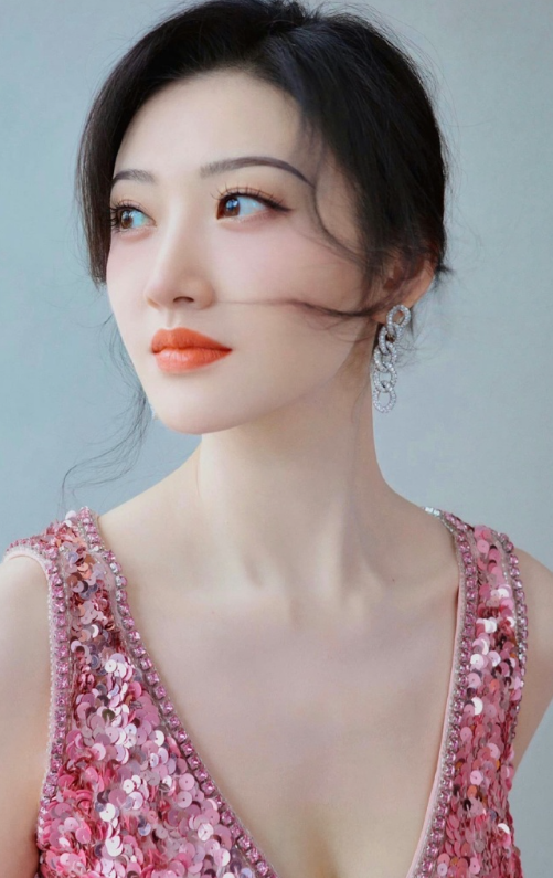 景甜壁纸级玫瑰红裙，肤白貌美人间富贵花