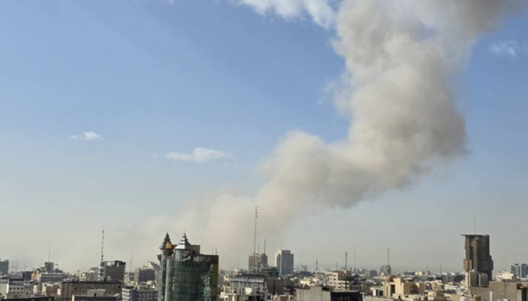 据法新社派驻伊朗的记者现场消息，当地时间周日清晨，伊朗首都德黑兰接连传出多轮猛烈