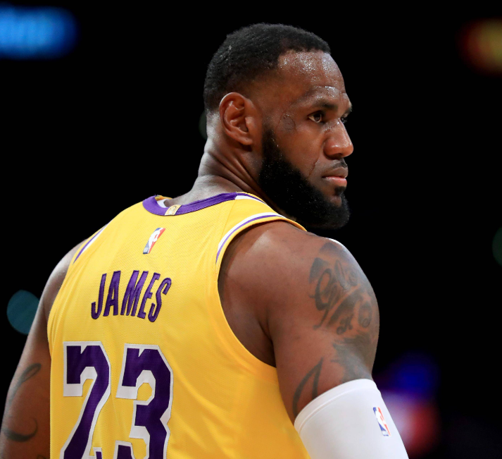 湖人想要跟雷霆有一战之力。必须全员参与攻防，单体爆破一点没用。自从雷霆24年崛起