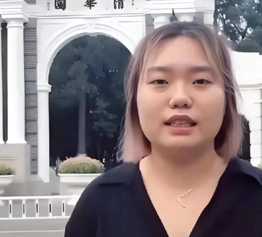 很多人知道李雪琴，还是一段她在清华北大门口喊话吴亦凡的视频吧？没想到短短几年，而