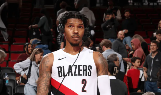 若开拓者计划将凯勒布-乐福转为正式合同，球队很可能需要在今日裁掉一名球员。
报道