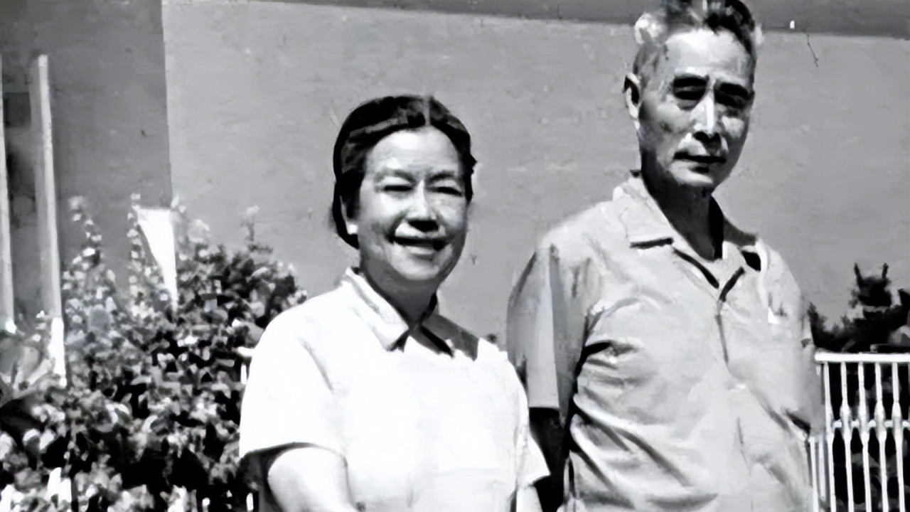 黄维之妻蔡若曙，苦等黄维27年，为何黄维刚被特赦就选择跳河自杀