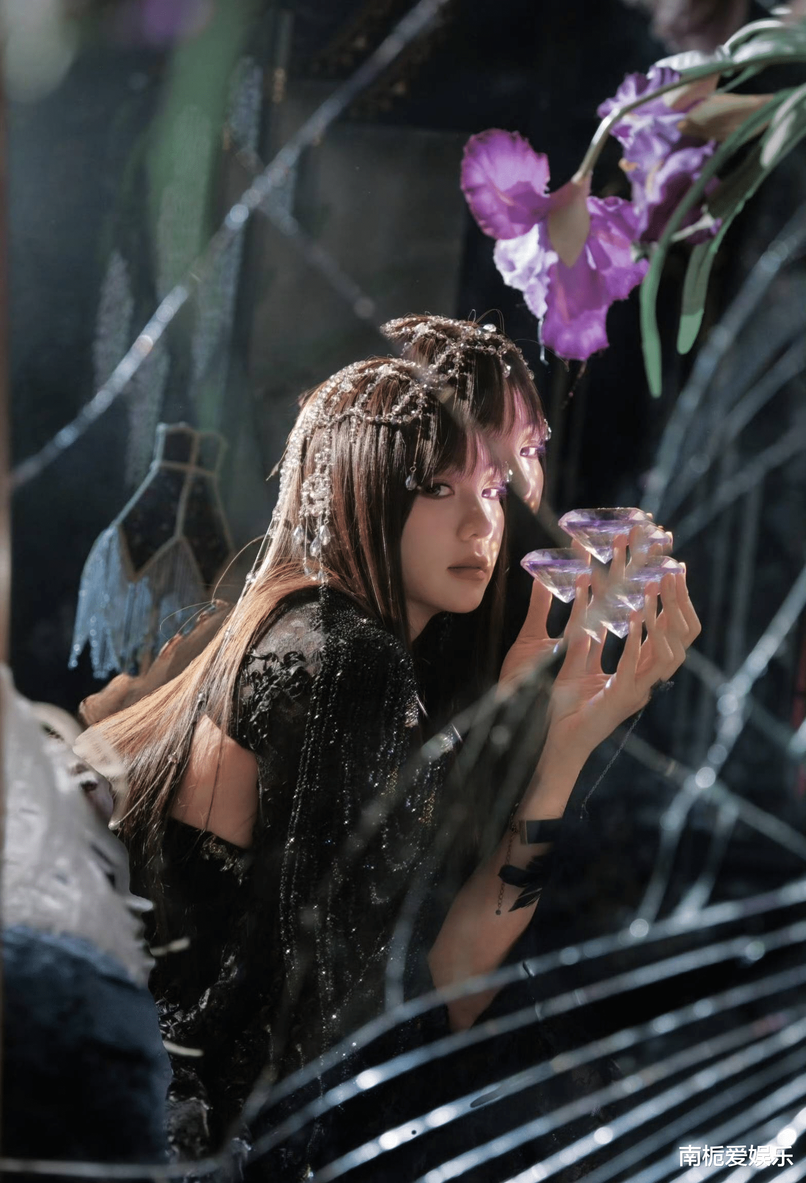 “灵动小花”变“暗夜女王”，胡意旋写真引发热议