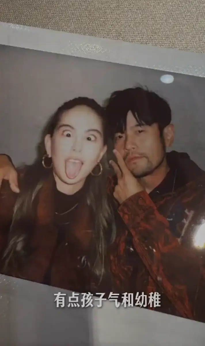 昆凌晒出一家出行视频 与周杰伦搞怪合照好俏皮
