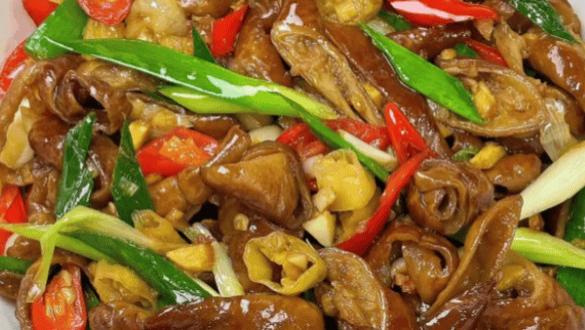 辣炒肥肠：肥肠脑袋的终极快乐，香辣过瘾一口气干三碗饭！