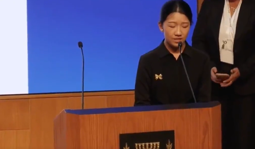 一个华裔女孩，站上以色列讲台，凭什么替14亿中国人说对不起？
