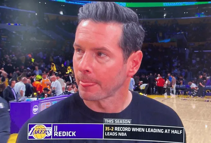 NBA常规赛，湖人上半场62-45领先爵士。

上半场结束后，雷迪克接受场边采访