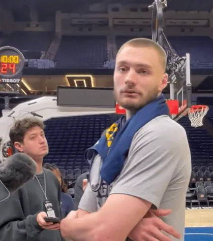 掘金球员克里斯蒂安-布劳恩接受采访，谈到了鲁迪-戈贝尔本轮系列赛防守尼古拉-约基