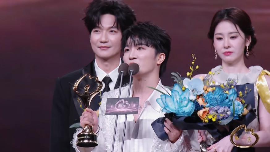 微博之夜：主持人现场追星，周深治愈嗓音被评封神现场，热度刷屏