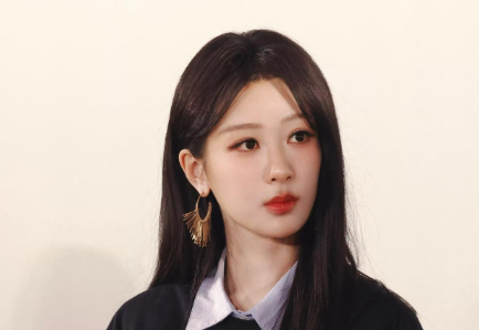 杨紫的妆是金鹤龙化的，粉扑扑的满满的胶原蛋白，非常好看减龄显气色