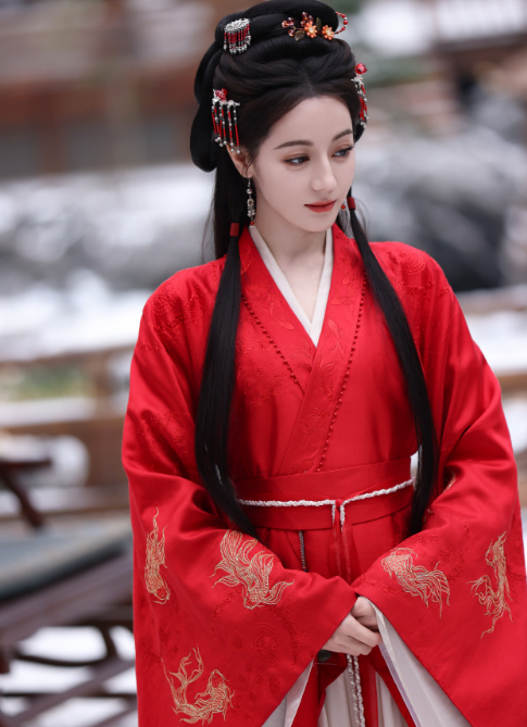 被风拂落的信纸，星河拾起月倒映在海里