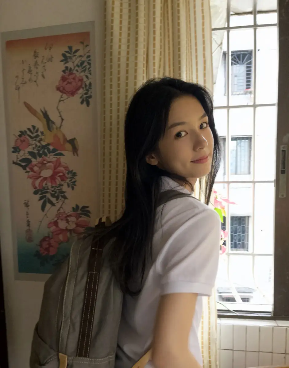 周也校服搭帆布包甜笑回眸 气质清纯宛如白月光学姐