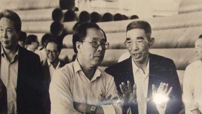 逆天村支书：大领导来参观，他竟问“我的办公室比中海南如何”
