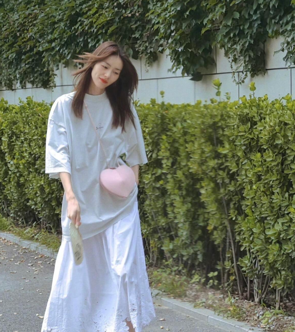 太喜欢大表姐刘雯的穿衣风格了
她的穿搭是刻在骨子里的松弛感，用基础款玩出高级感。