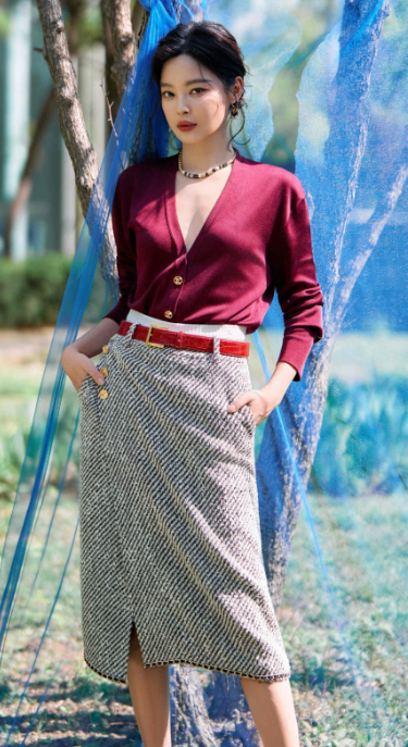 辛芷蕾的新造型超美
酒红色真丝V领开衫自带柔润光泽，搭配斜纹粗花
呢半裙，红棕撞