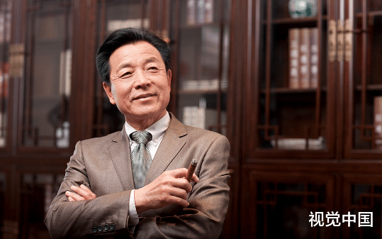 跟了十二年的老板让我伪造百万合同，转头就让我签字认罪，威胁我不签字就送我坐牢