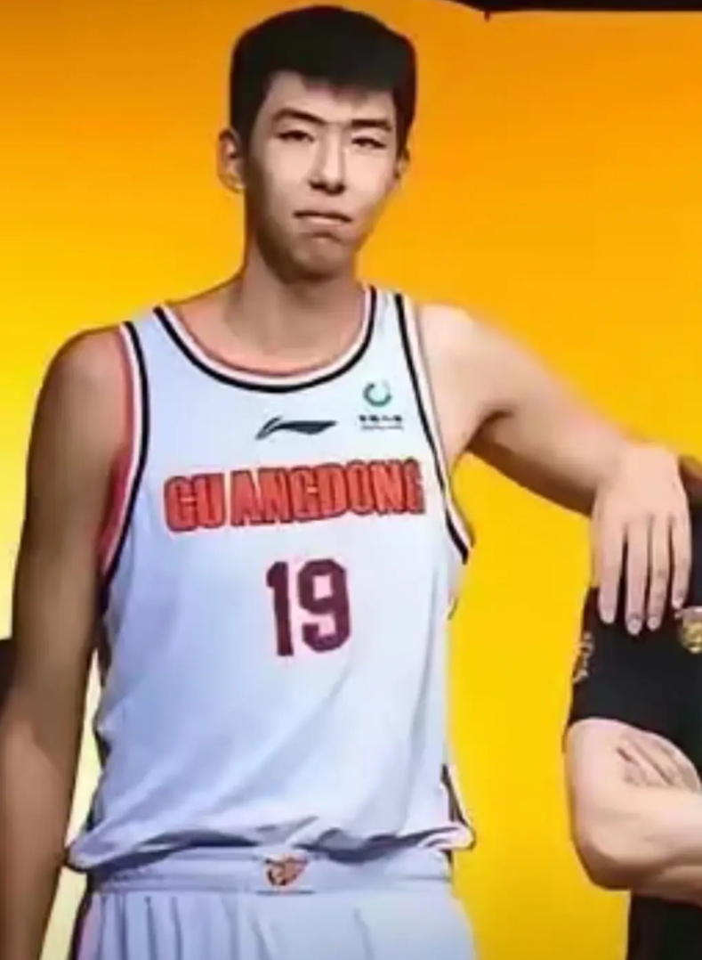 徐昕到广州男篮后进步了，焦泊乔到广东队以后找不到北了。这是两人到了新球队的表现和