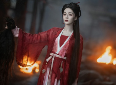 当璀璨的烟火照耀她，她明白曾经走的荆棘之路，如今百花齐放