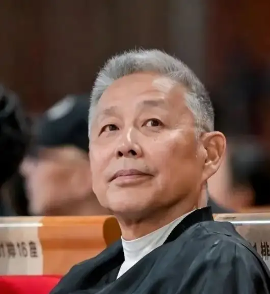 陈道明一句话戳中退休真相：
 
“退休之后，只要你大门一关，少往外瞎跑，少凑那些