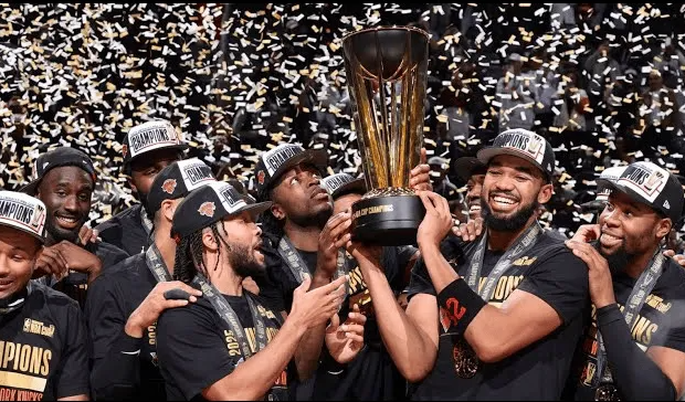 据NBA官方消息，纽约尼克斯队成为NBA历史上首支在同一赛季赢得阿联酋航空NBA