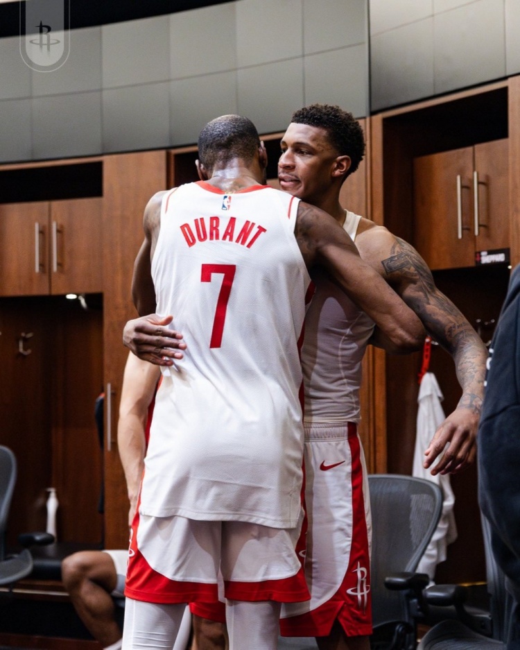 对阵公牛队，火箭队真的是一波三折，他们第1节就大比分落后20分，挖下了一个巨大的