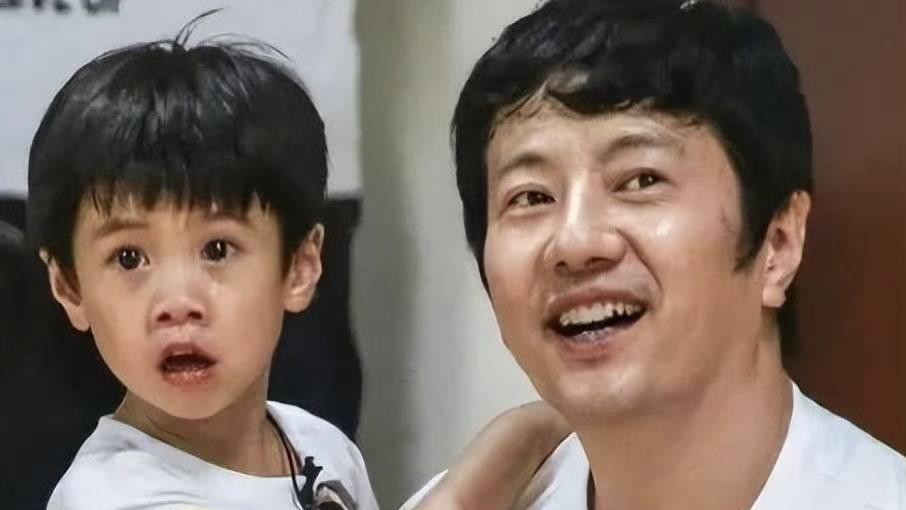 刘芸儿子现身机场，穿黑外套配白T恤很休闲