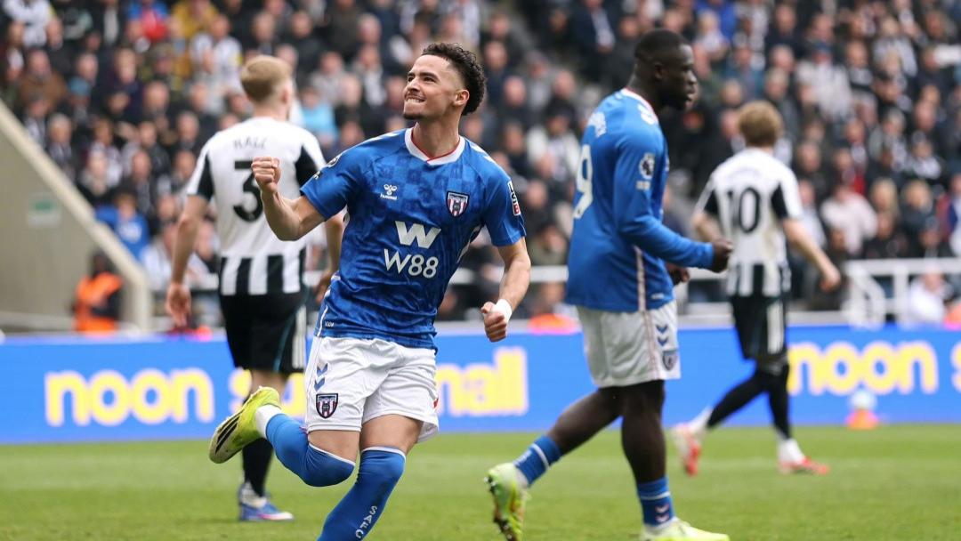 1-0到1-2！德比大战惊天逆转，英超最牛“黑猫”15年没输过纽卡