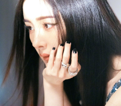 杨幂卷发光影花絮图，成熟小姐姐的魅力大鲨四方