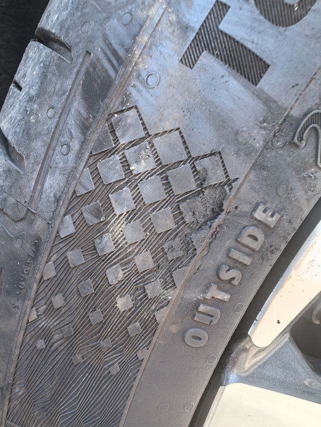 大伙儿说这个要不要换啊
不小心蹭到马路牙子，侧面有点破损，这种情况要不要换啊