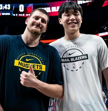 杨瀚森谈自己偶像约基奇对自己的寄语，他表示：他告诉我不要总是紧张，你是一名很棒的