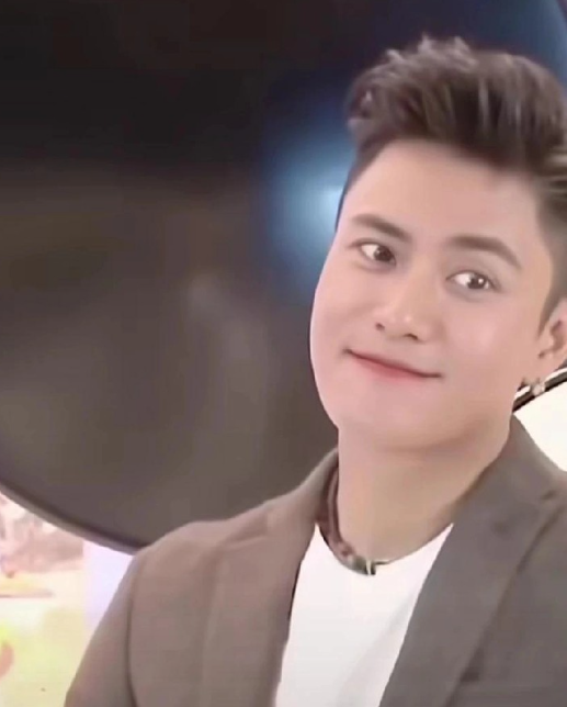 49岁陈坤大变样
网友懵了：这是新人还是本人？跟以前差距太大，网友直接调侃：快验