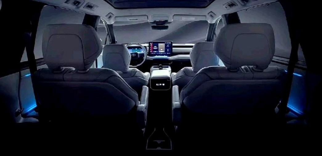 丰田在年三十前夕扔出一张海报，车尾三个大写字母BEV和AWD挂在熟悉的HIGHL