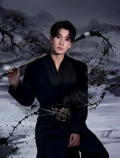 看了王子奇的新造型，终于懂了什么叫“更适合中国体质的周正脸”。他的五官不是那种冲