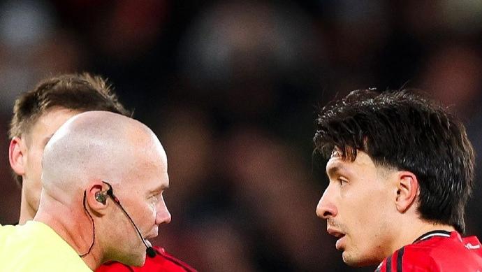 1: 2！利马遭红牌驱逐，卡里克主场首败创45年尴尬，曼联输掉玫瑰德比