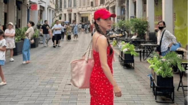 海南偶遇马龙一家，妻子带娃穿搭随性时髦，状态似少女