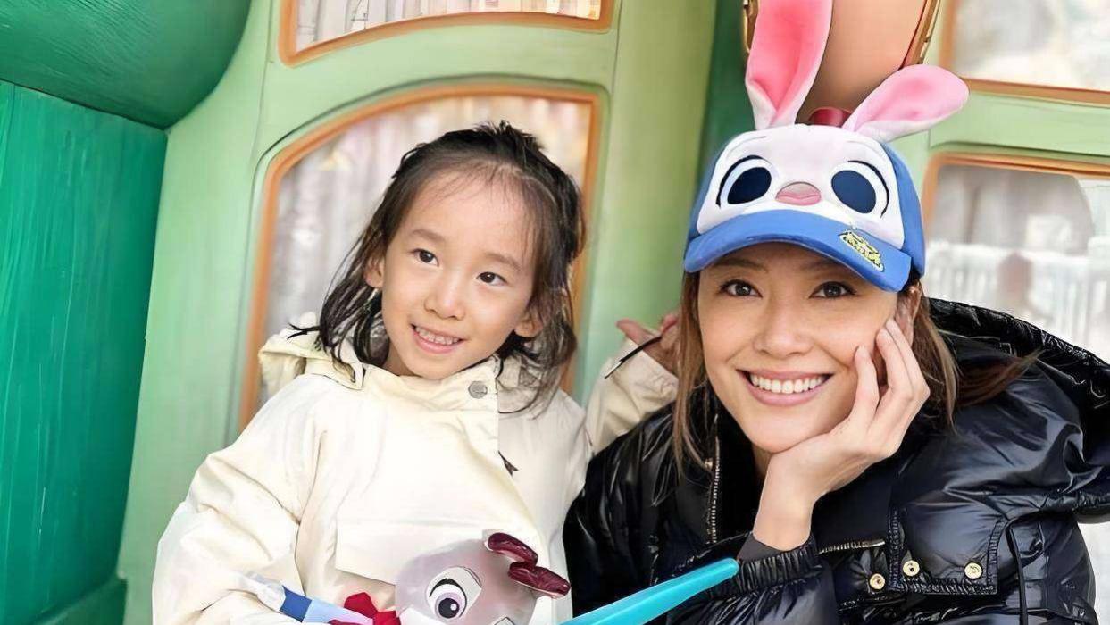 应采儿带小儿子现身乐高乐园！