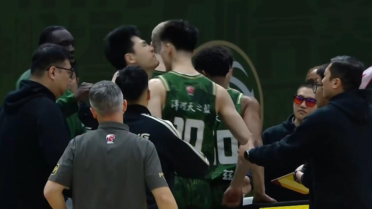 CBA疯狂一夜！同曦爆内讧，广州出卧底，深圳杀回前6，北京成最大赢家