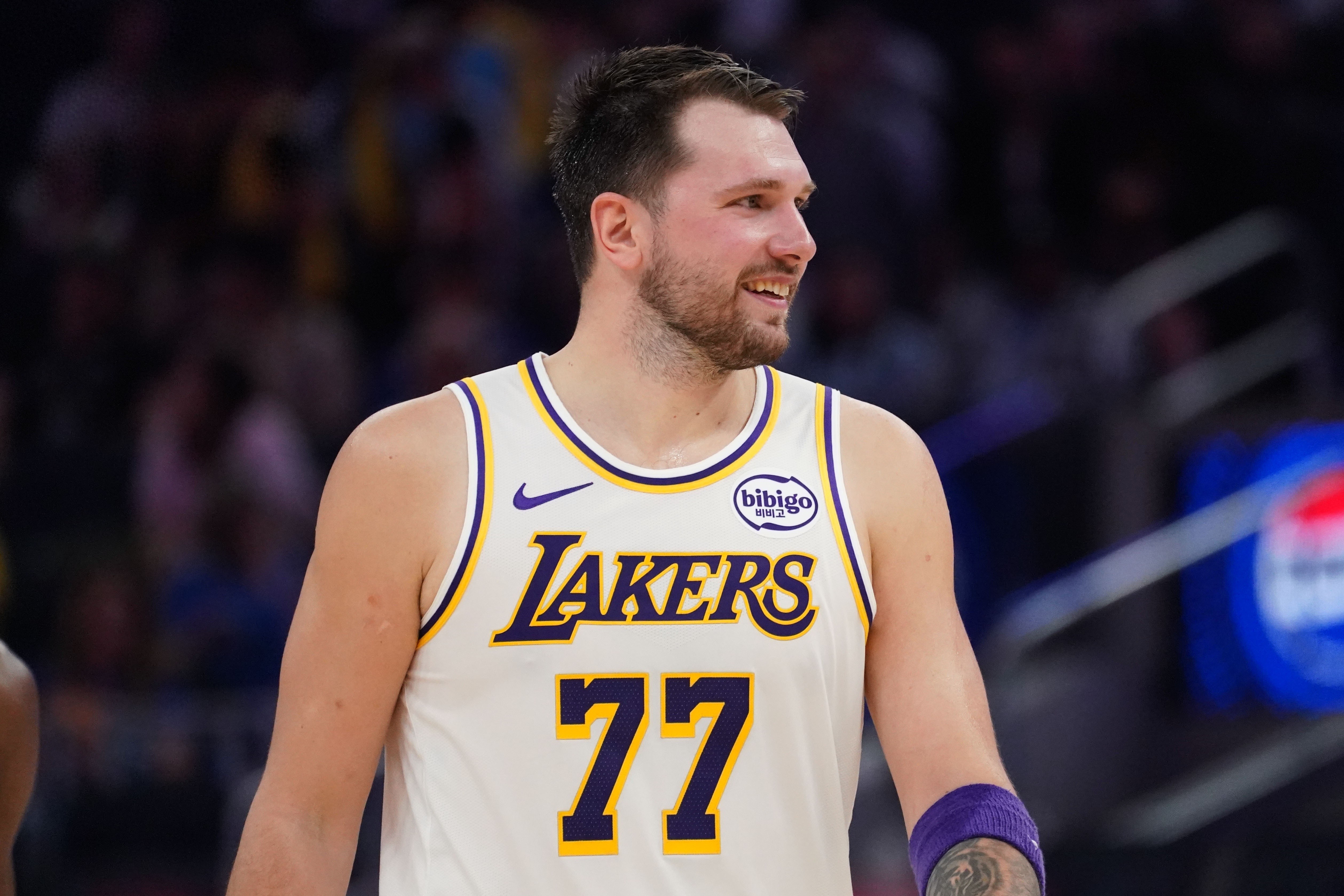 NBA常规赛湖人VS鹈鹕，打个鹈鹕这么艰难，关键时刻77站了出来

最后时刻通过