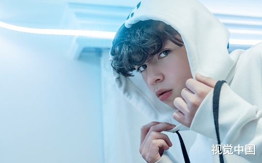 00后小伙主动去岳父家过年，只用3天就把亲戚之间搅的鸡飞狗跳，老婆崩溃哭求：这家没法待，逃去婆家