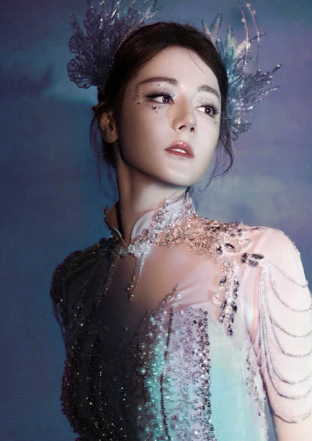 你在顶峰熠熠生辉，我在角落虔诚追随